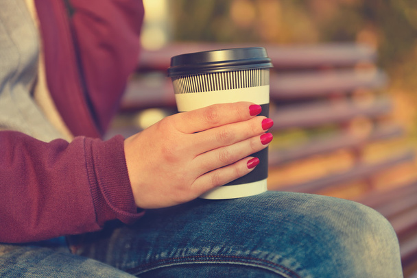 hands holding cup of coffee - Foto, afbeelding