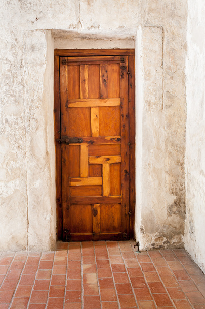 Porta in legno rustico contro muro intonaco imbiancato
 - Foto, immagini