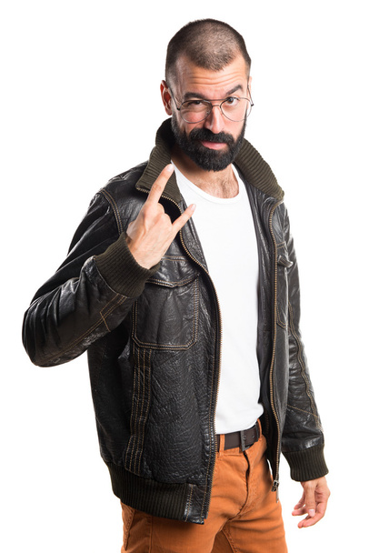 Homem com jaqueta de couro fazendo gesto chifre
 - Foto, Imagem