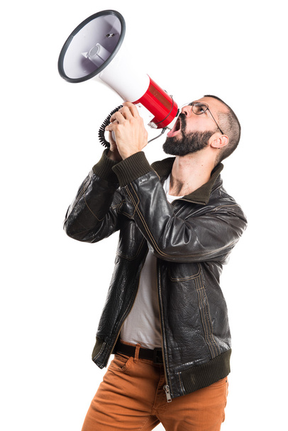 Άνθρωπος που φορώντας ένα δερμάτινο μπουφάν που φωνάζει από το megaphone - Φωτογραφία, εικόνα