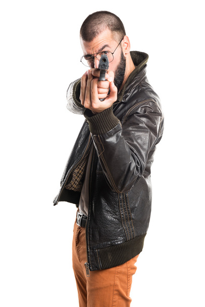 Стрілець тримає пістолет
 - Фото, зображення