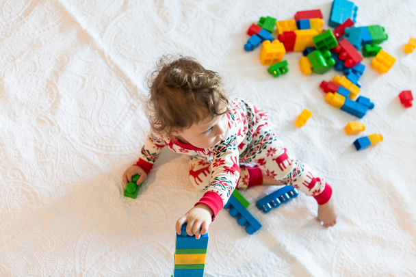 Cure ragazza bambino giocare con blocchi colorati
 - Foto, immagini