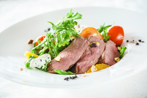 beef salad with vegetables - Foto, immagini