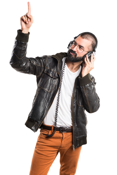 Hombre usando una chaqueta de cuero escuchando música
 - Foto, Imagen