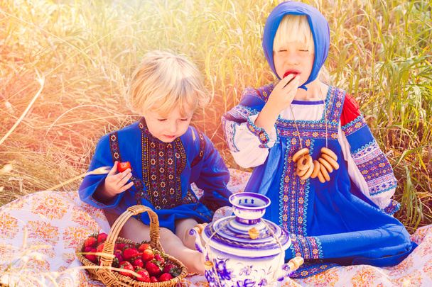 Kinder in russischen Kostümen - Foto, Bild