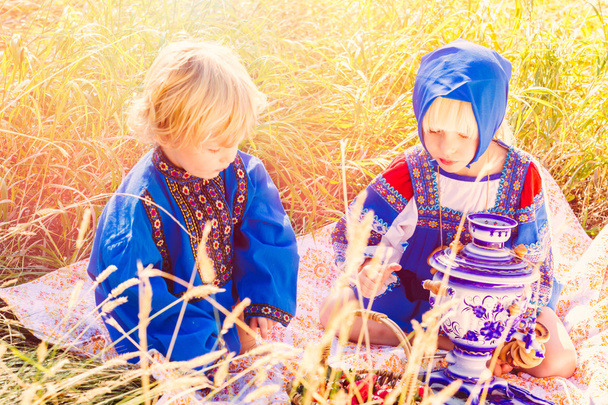 enfants portant des costumes russes
 - Photo, image