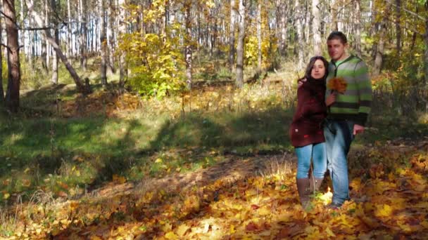 Pareja joven romántica hablando en el bosque otoñal
 - Imágenes, Vídeo