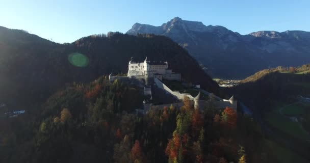 Vista aérea do castelo alpino Hohenwerfen perto de Salzburgo, Alpes austríacos
 - Filmagem, Vídeo