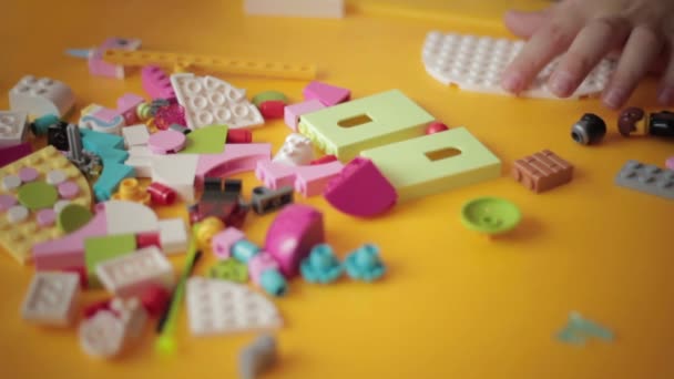 レゴ建設 1 を移動する子供の手のクローズ アップ - 映像、動画