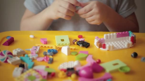 Close up van jong geitje hand verplaatsen lego constructie 3 - Video
