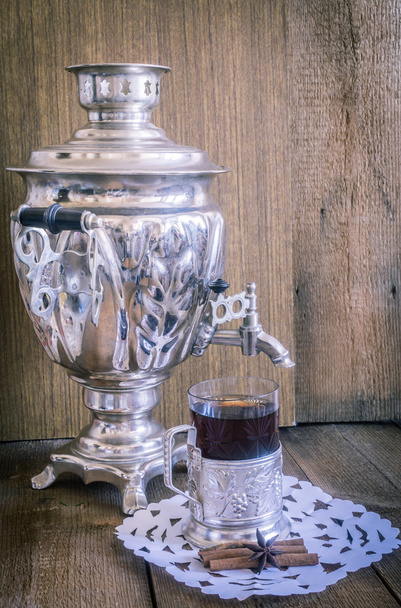 Tè in vetro con sottofondo in legno e samovar russo
 - Foto, immagini
