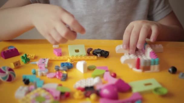 レゴ建設 4 を移動する子供の手のクローズ アップ - 映像、動画