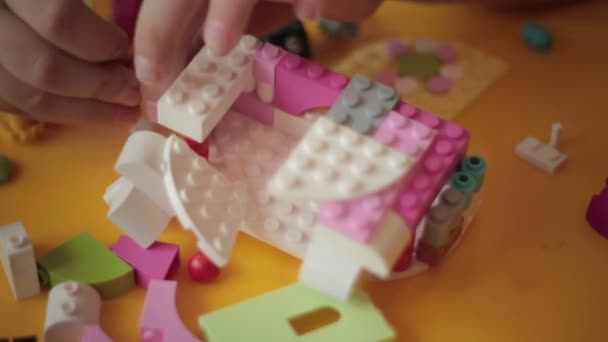 レゴ建設 5 を移動する子供の手のクローズ アップ - 映像、動画