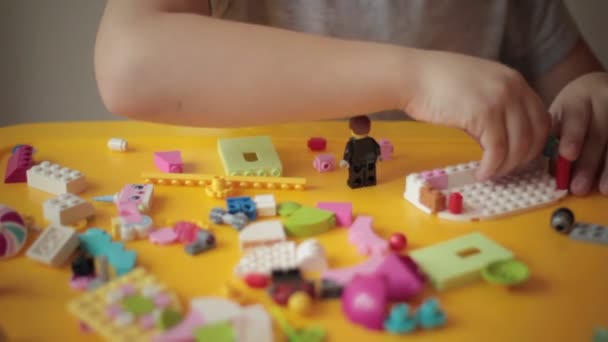 レゴ建設 8 を移動する子供の手のクローズ アップ - 映像、動画