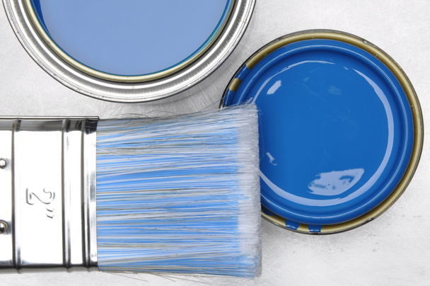 Top view of blue paint can with brush - Foto, afbeelding