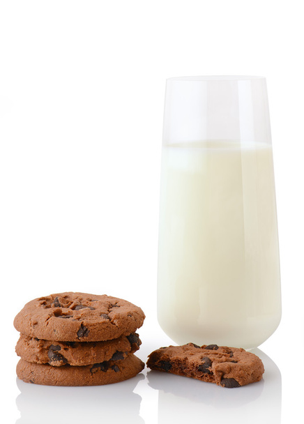 Homemade chocolate chip cookies, half of cookie and glass of milk - Valokuva, kuva