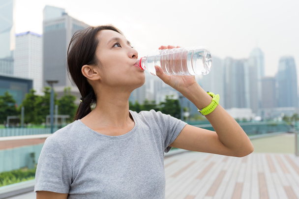 junge sportliche Frau trinkt Wasser - Foto, Bild