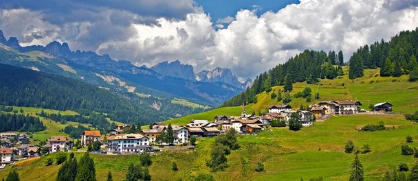 widok na łąki i rolnictwa w Alpy Dolomity, nea - Zdjęcie, obraz