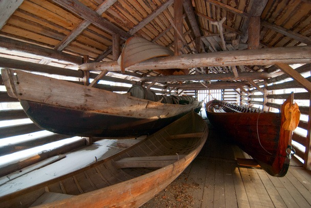 a finn, fából készült hosszú hajó. - Fotó, kép
