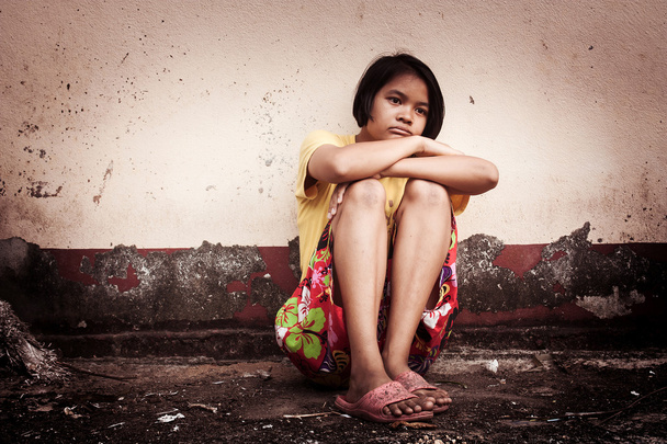 азіатська дівчина сумна сама сидить біля старої стіни цемент, Вінтажний тон
 - Фото, зображення