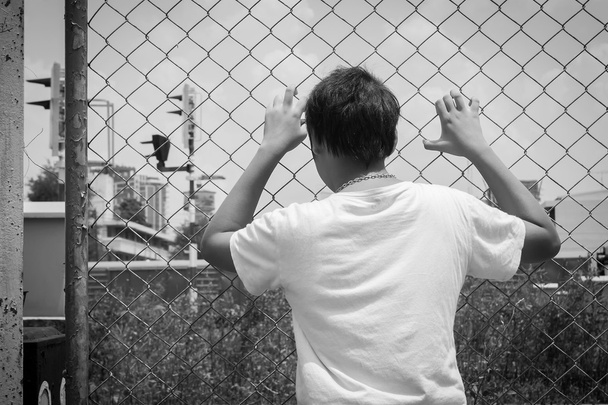 asiatico bambina triste mano tenere carcere a ferrovia, stazione ferroviaria
 - Foto, immagini