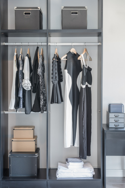 fekete-fehér ruhák a szekrényben lógó  - Fotó, kép