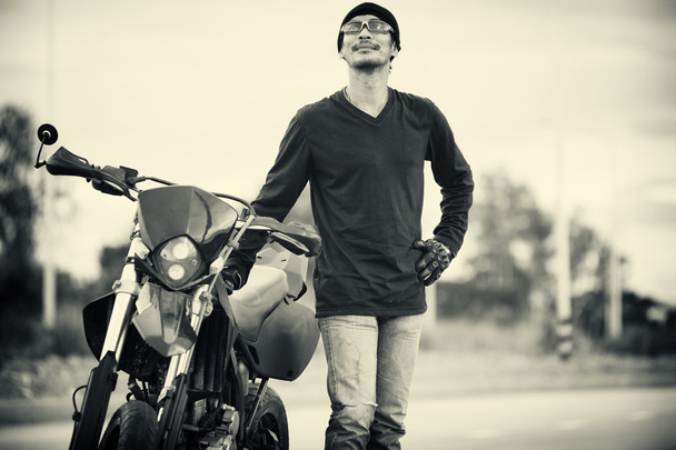férfi motoros közúti motorkerékpár állandó portréja  - Fotó, kép