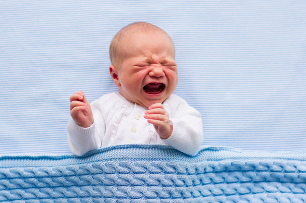 Νεογέννητο μωρό αγόρι σε ένα μπλε κουβέρτα - Φωτογραφία, εικόνα