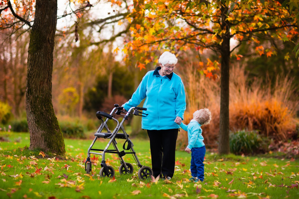 Senior dame met walker genieten van familie bezoek - Foto, afbeelding