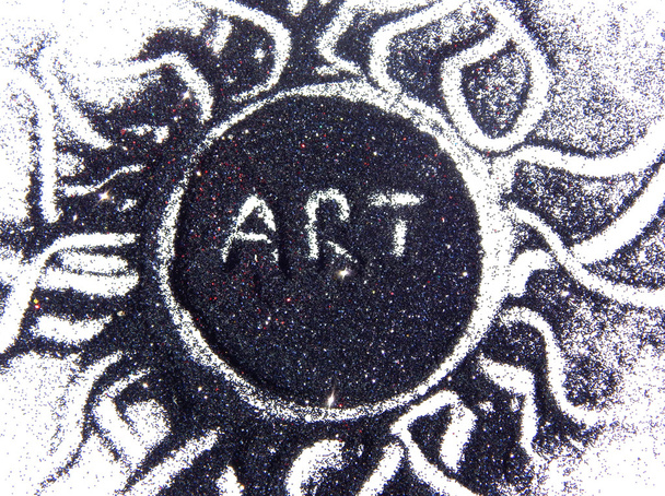 Slunce černé třpytky s slovem umění uvnitř jiskru na bílém pozadí - Fotografie, Obrázek