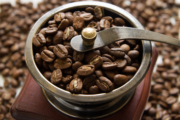 Moedor de café em uns grãos de café de fundo - Foto, Imagem