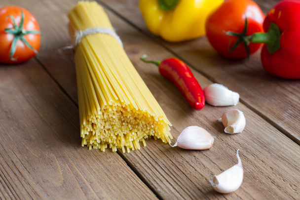 Włoskie spaghetti, pomidory, papryka słodka, ostra papryka i czosnku - Zdjęcie, obraz