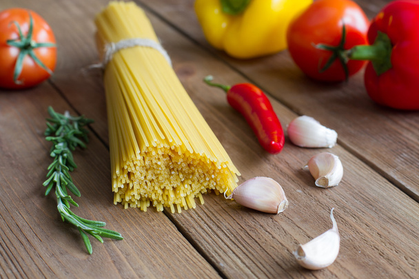 Włoskie spaghetti, pomidory, papryka słodka, ostra papryka, czosnek - Zdjęcie, obraz