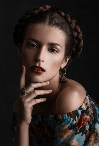 Portrait of beautiful sensual woman with elegant hairstyle - Foto, imagen