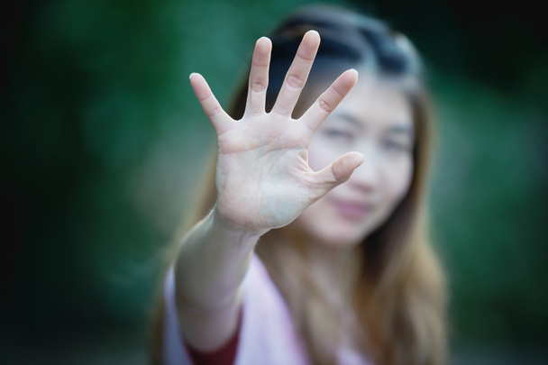 Aasian naiset osoittavat stop käsi ele, tarkennus käsi
 - Valokuva, kuva