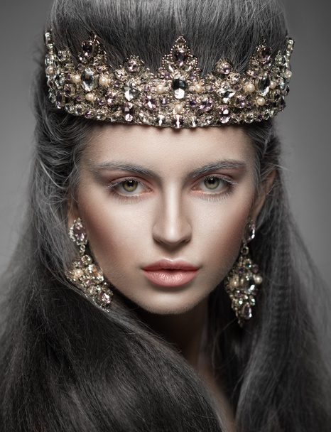 Portret pięknej kobiety w diamentowej koronie i kolczyki - Zdjęcie, obraz