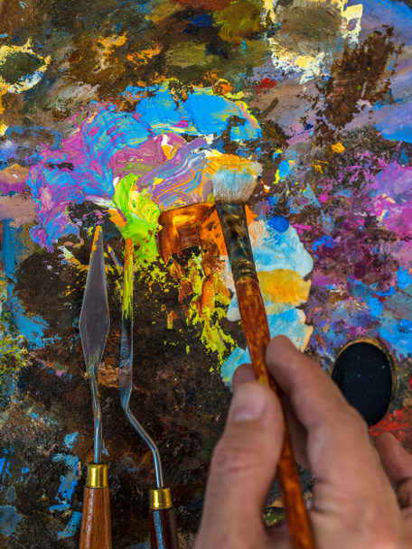 Sanatçının bir boya fırçası ile el - Fotoğraf, Görsel