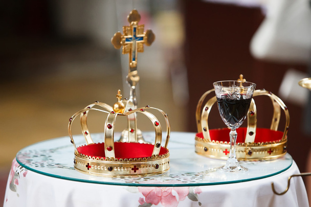 Coronas y cruz en la iglesia
 - Foto, Imagen
