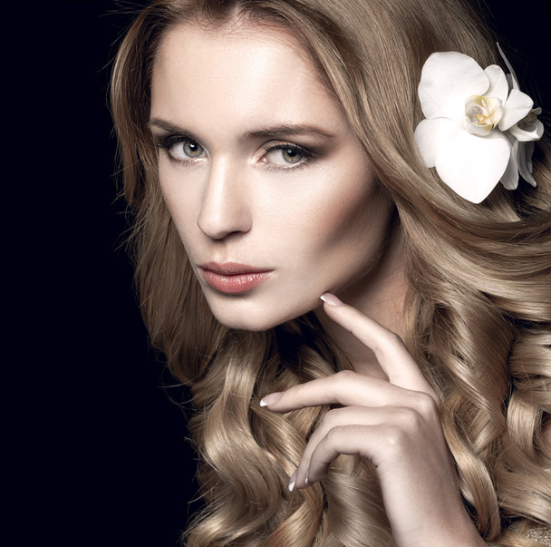 Krásná blondýnka s dlouhé vlnité vlasy, které se dotýkají obličej - Fotografie, Obrázek
