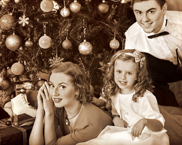 家族ドレッシング クリスマス ツリー - 写真・画像