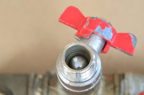 Détail de la valve rouge sur le tuyau
 - Photo, image