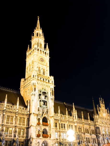 Podświetlony Ratusz w Monachium - Zdjęcie, obraz