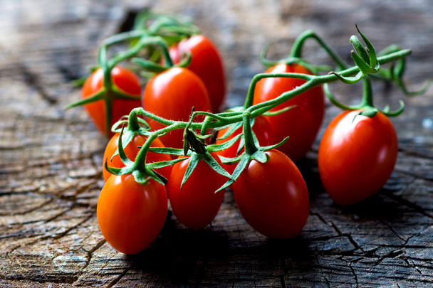 Twig of fresh cherry tomatoes - Zdjęcie, obraz