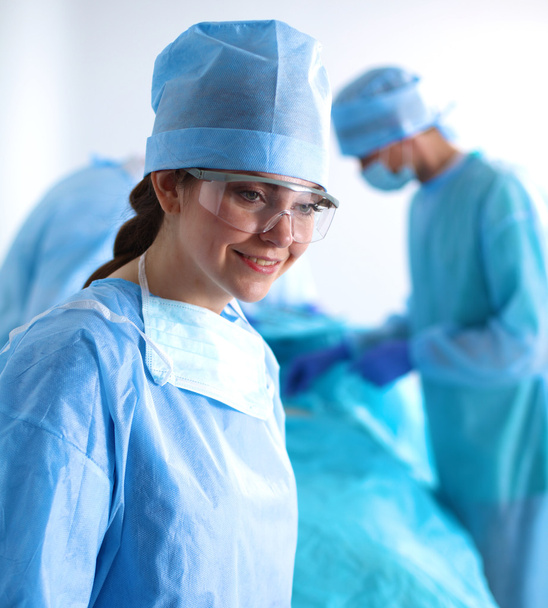 Equipe de cirurgião em uniforme realizar operação em um paciente na clínica de cirurgia cardíaca
 - Foto, Imagem