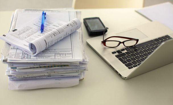 空白のメモ帳とノート パソコンでオフィスのテーブル  - 写真・画像