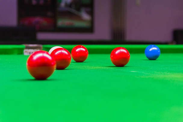 Snooker labda a snooker asztalon - Fotó, kép