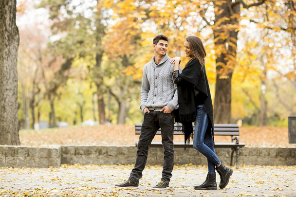 Young couple in the park - Foto, Bild