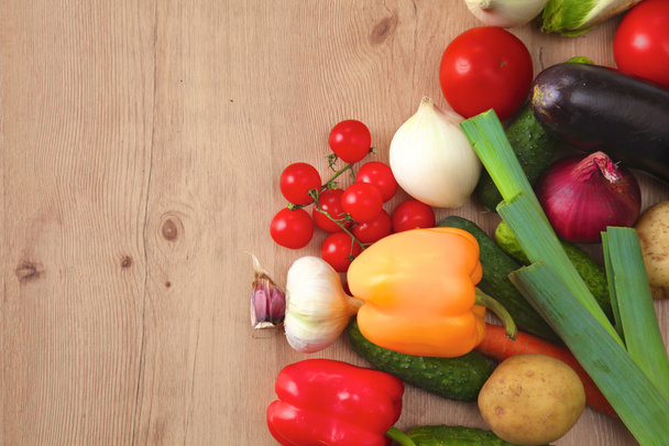Pile of organic vegetables on a wooden table - Foto, afbeelding
