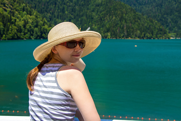 Panama şapka ile mutlu genç kadın - Fotoğraf, Görsel