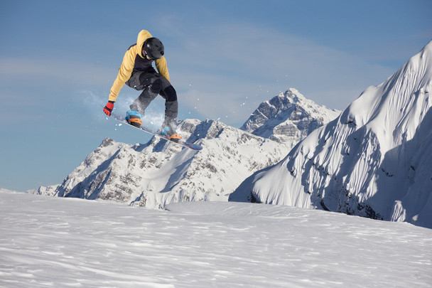 Dağlarda uçan snowboardcu. Sıra dışı spor - Fotoğraf, Görsel